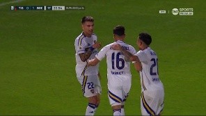 Merentiel enganchó y se la dejó a Zenón, que sacó un remate imposible para Zenobio.