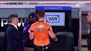 Tras revisar el VAR, el árbitro anuló el 3-0 por una falta de Kevin Castaño.