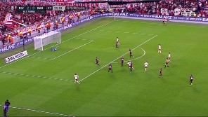 Acuña probó de afuera del área y casi mete el tercero vs. Barracas Central.
