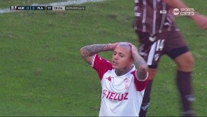 Tras una pelota la parada, le quedó la pelota a Urzi, que sacó un remate que se fue cerca.