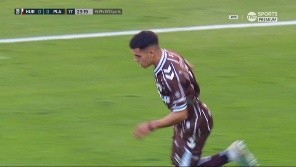 Tras un rebote, Silva se encontró con la pelota y sacó un remate que pasó cerca.