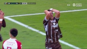 Tras un tiro libre, Galíndez mandó al córner el potente cabezazo de Picco.