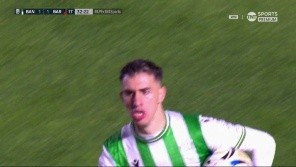 Tras un buen centro de Ríos, Auzmendi puso el 1-1 ante Barracas Central.
