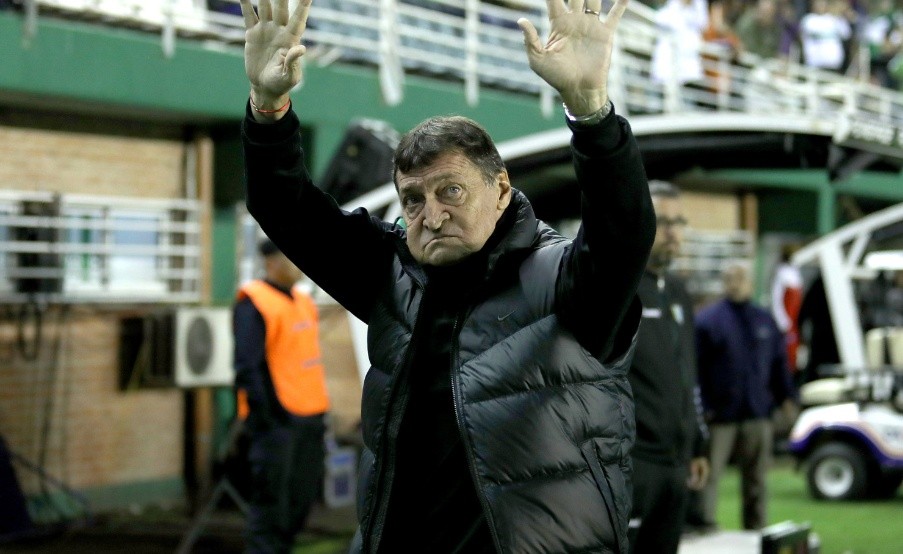 Julio Falcioni regresó a su casa y fue recibido por una multitud en el estadio de Banfield(Fotobaires)