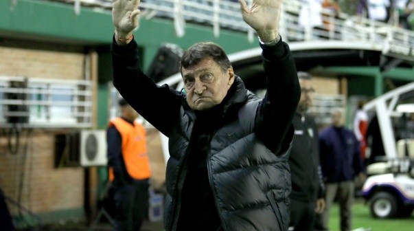 Julio Falcioni regresó a su casa y fue recibido por una multitud en el estadio de Banfield
