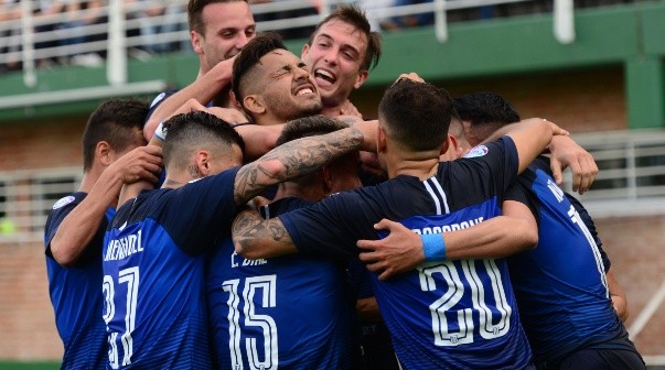 Los jugadores de Talleres celebran el gol de Nahuel Bustos