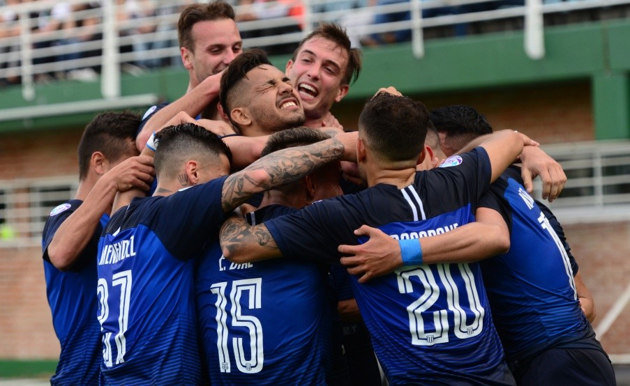 Los jugadores de Talleres celebran el gol de Nahuel Bustos(Fotobaires)