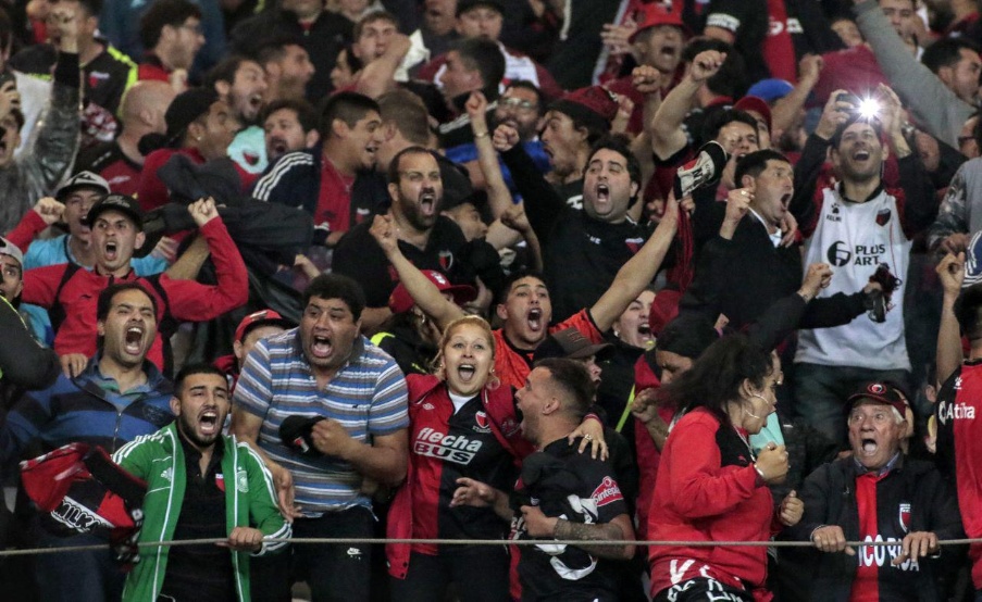 Los hinchas de Colón festejan la clasificación a la final de la Copa Sudamericana. Foto: @Sudamericana