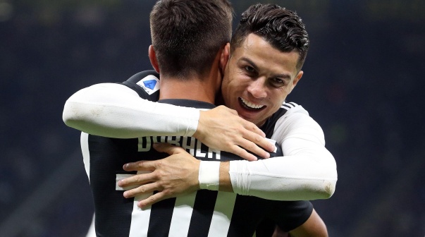 Abrazo de Cristiano y Dybala en la victoria de Juventus