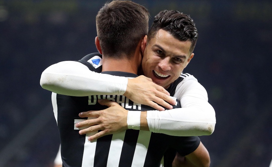 Abrazo de Cristiano y Dybala en la victoria de Juventus(EFE)