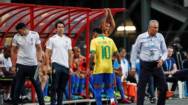 Neymar se retiró lesionado del amistoso de Brasil