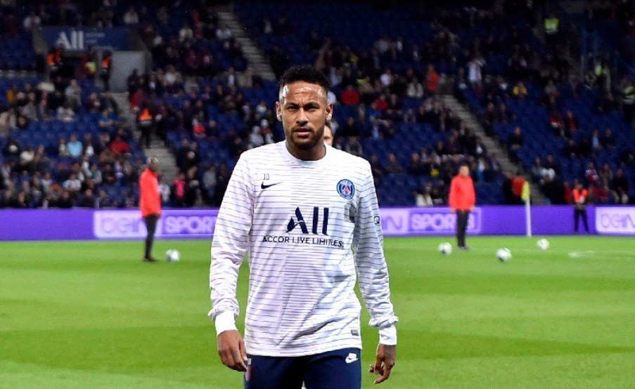 Neymar estará cuatro semanas alejado de las canchas(EFE)