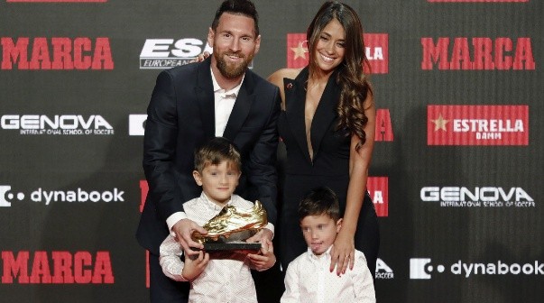 Messi y su familia: Thiago, Mateo y Antonela, tras recibir su sexta Bota de Oro