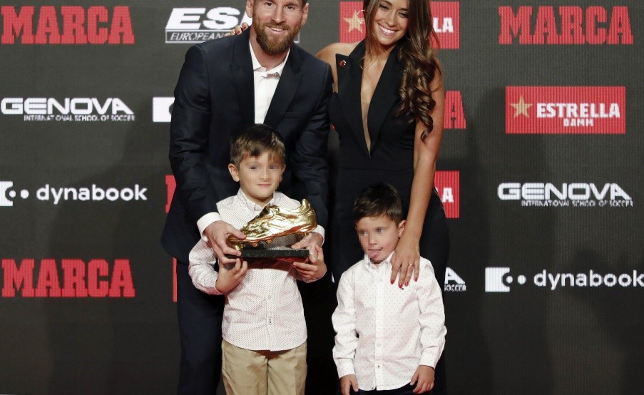 Messi y su familia: Thiago, Mateo y Antonela, tras recibir su sexta Bota de Oro(EFE)