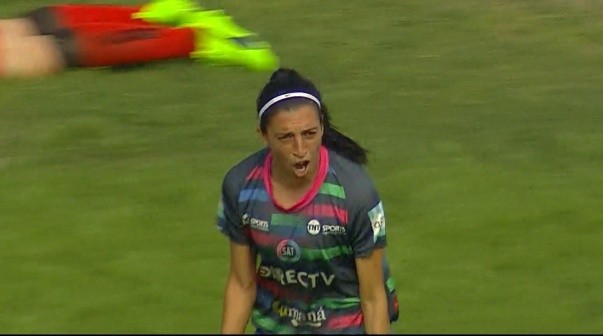 Elizabeth Martínez festeja su gol de penal para SAT