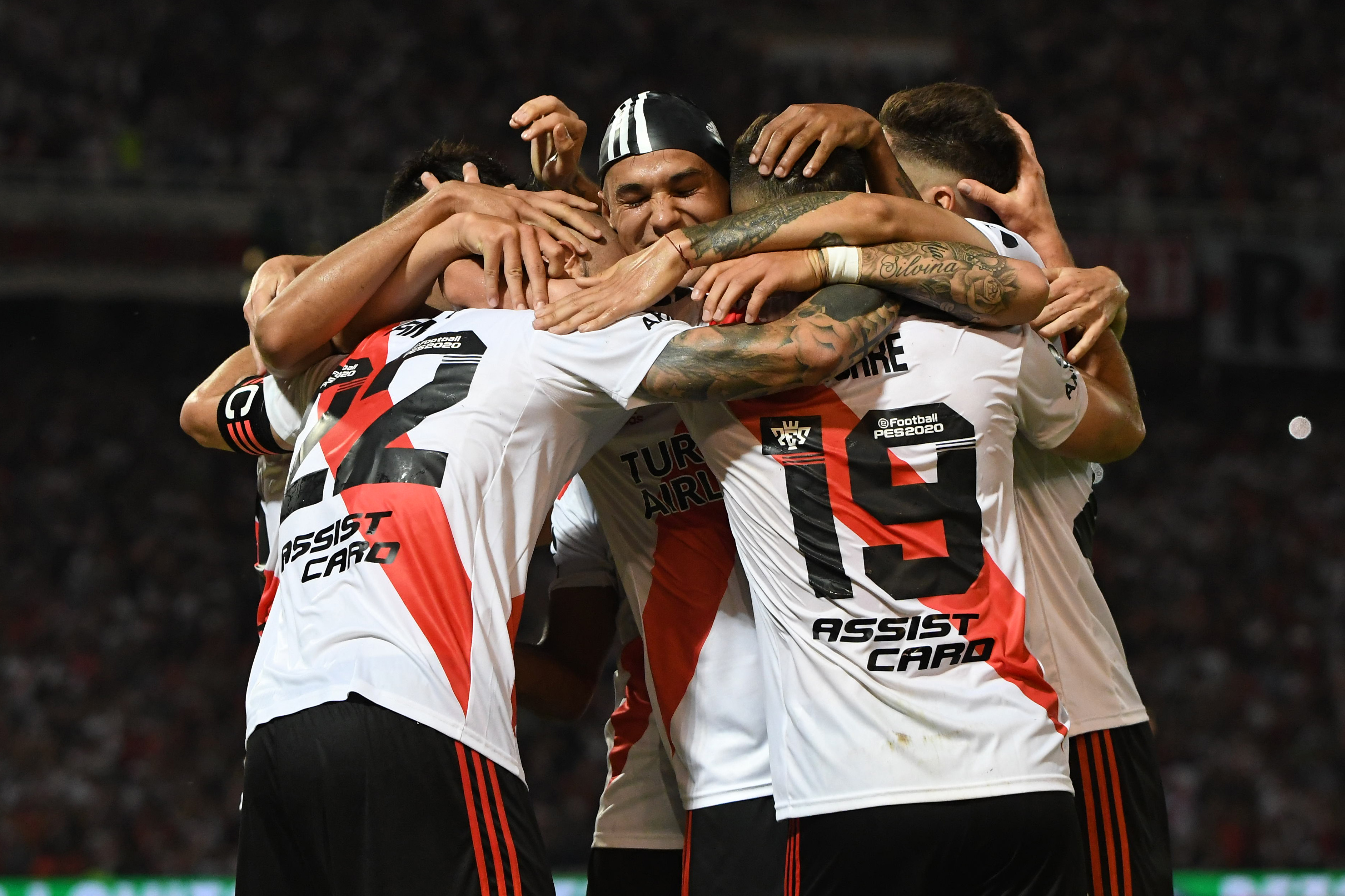 River festeja el gol de Pinola