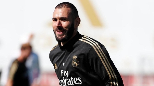 Benzema se calentó con la FFF