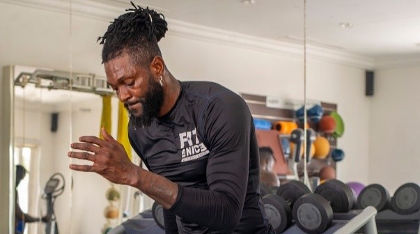 Emmanuel Adebayor se prepara para jugar en Olimpia