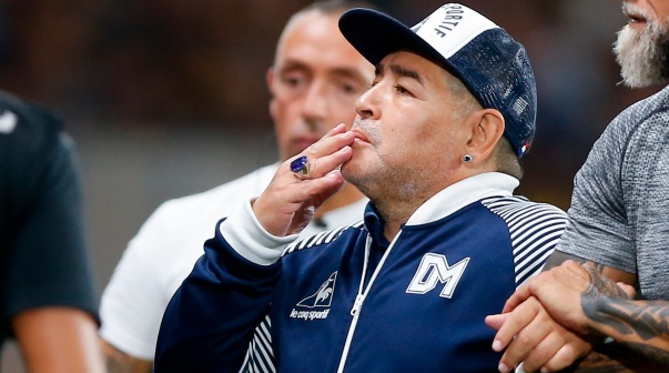 Diego Maradona donó dos camisetas para ser subastada con fines solidarios. Foto: EFE