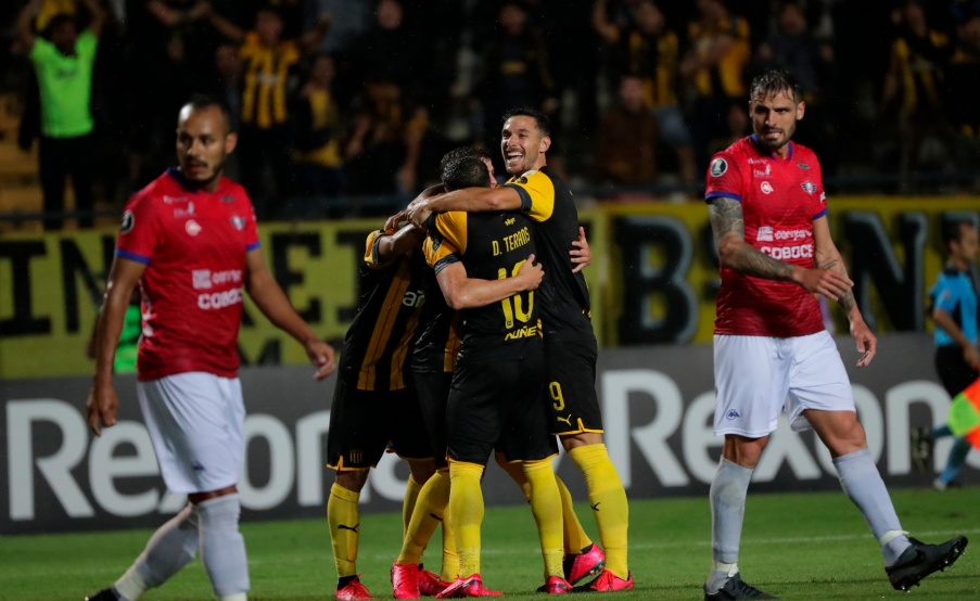 Colo Colo y Peñarol se pusieron a jugar al TA-TE-TI en Twitter. Foto: EFE(EFE, EFE)