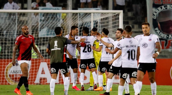 Colo Colo y Peñarol se pusieron a jugar al TA-TE-TI en Twitter. Foto: EFE