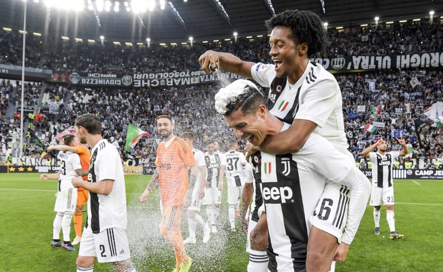 Juan Cuadrado junto a Cristiano Ronaldo(EFE)
