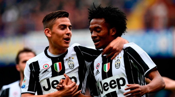 Juan Cuadrado junto a Paulo Dybala
