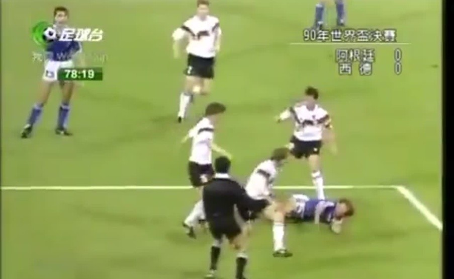 La final del Mundial ante Alemania en 1990 tuvo un claro penal a Gabriel Calderón.(captura de pantalla)