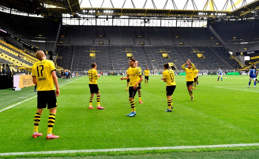 El festejo con distanciamiento social de Erling Haaland y sus compañeros de Borussia Dortmund(EFE)
