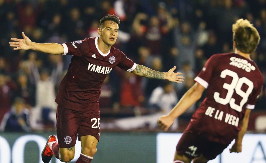 El "Perrito" Auzqui festeja un gol en su paso por Lanús(Fotobaires)