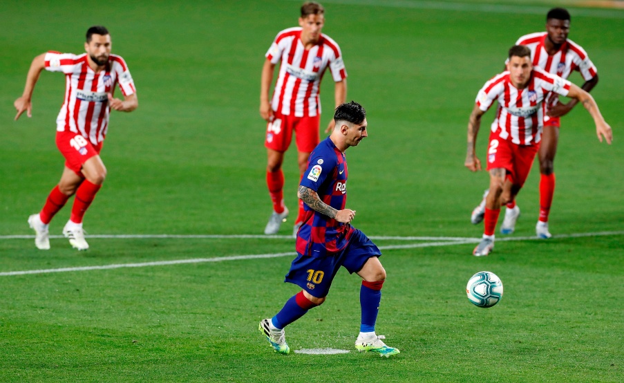 Lionel Messi picó el penal para meter el gol 700 de su carrera(EFE)