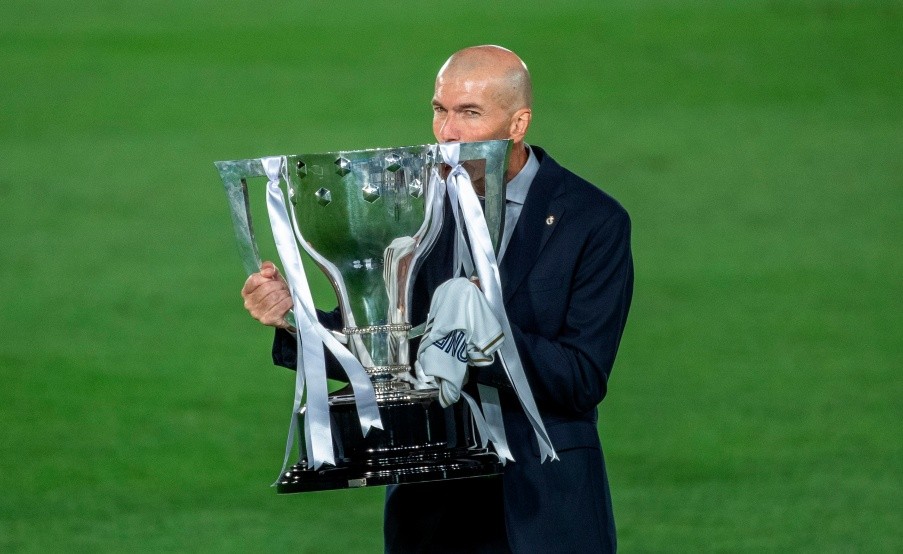 Zidane con el trofeo de la Liga de España(EFE)