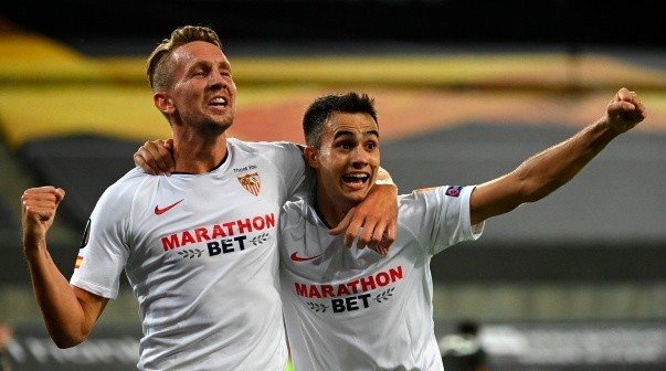Luuk de Jong festeja su gol en Sevilla FC vs Manchester United