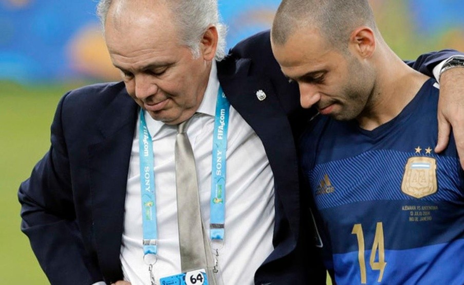 Alejandro Sabella, junto a Javier Mascherano en la final del Mundial 2014(EFE)