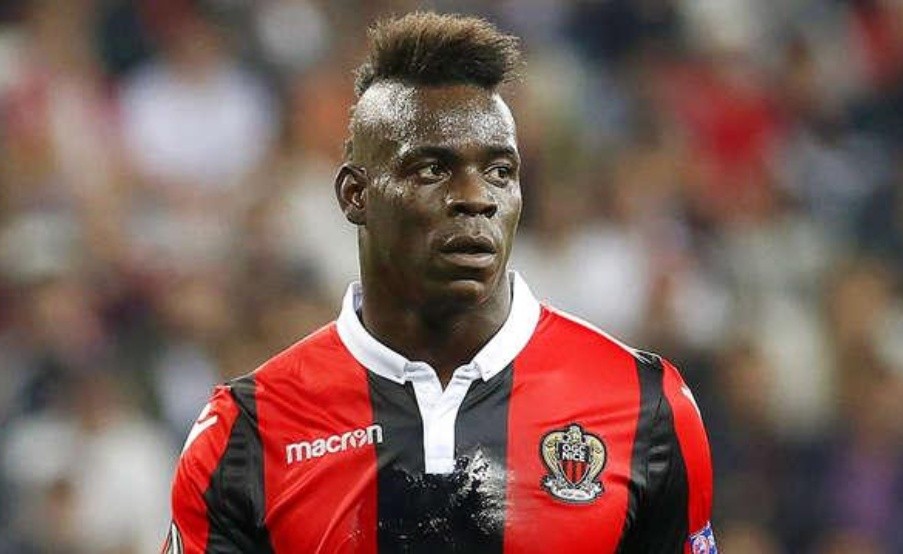 Balotelli con la camiseta de Niza(NIZA)