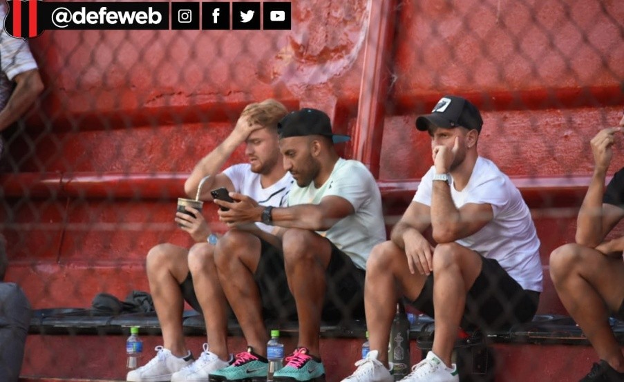 Lucas Beltrán y Wanchope Ábila, juntos viendo a Instituto(Prensa Defensores de Belgrano)