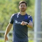 Xabi Alonso no dudó sobre el mejor de la historia entre Messi y Ronaldo