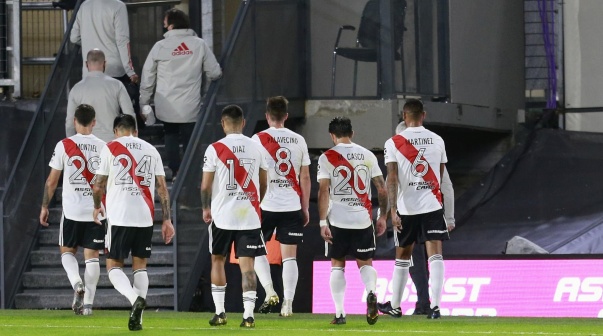 Los jugadores de River tras la derrota vs. San Lorenzo