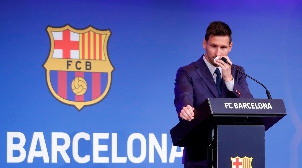 El mito queda en Barcelona y los sueños de Lionel Messi viajan a París