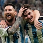 Lionel Messi (izquierda) y Julián Álvarez celebran luego que Álvarez anotó un gol para Argentina en la victoria 3-0 ante Croacia en la semifinal de la Copa Mundial, el martes 13 de diciembre de 2022, en Lusail, Qatar. (AP Foto/Martin Meissner)