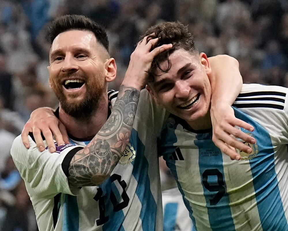 Lionel Messi (izquierda) y Julián Álvarez celebran luego que Álvarez anotó un gol para Argentina en la victoria 3-0 ante Croacia en la semifinal de la Copa Mundial, el martes 13 de diciembre de 2022, en Lusail, Qatar. (AP Foto/Martin Meissner)