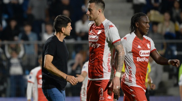 Hugo Rodallega tuvo un cruce con el entrenador de Gimnasia