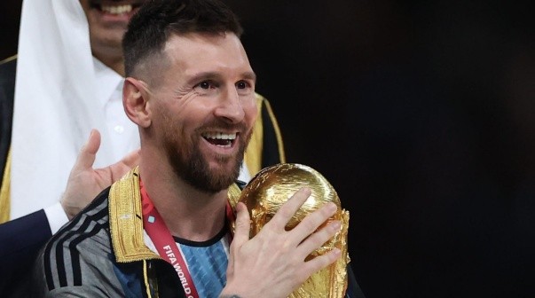 Jugó con Cristiano pero eligió a Messi: 