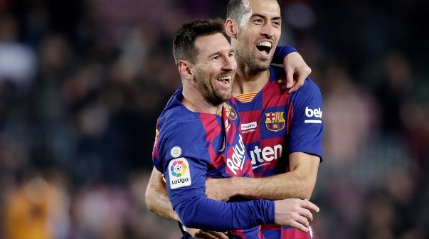 Jugó con Messi y es el reemplazante de Busquets en Barcelona