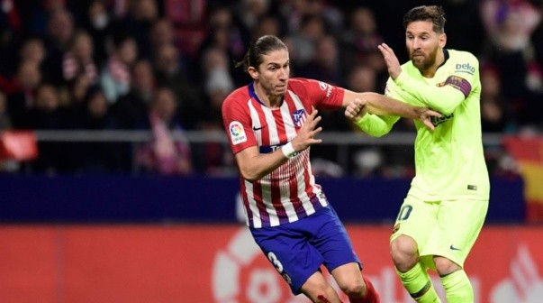 Filipe Luis marcando a Lionel Messi en LaLiga de España