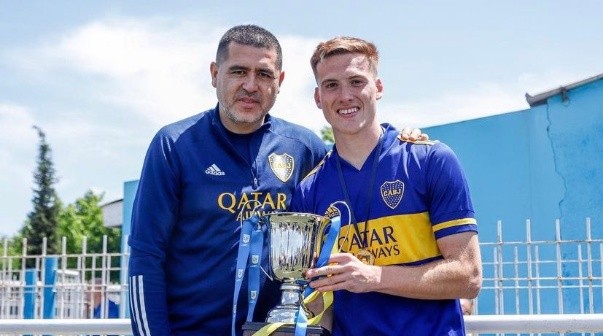 Jabes Saralegui junto a Juan Román Riquelme