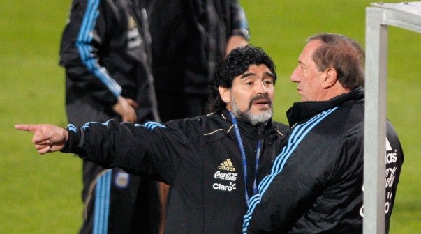 El entrenador Diego Armando Maradona junto a Carlos Bilardo en el entrenamiento de la seleccion Argentina de futbol  en el Centro de Alto Rendimiento de la Universidad Pretoria en Pretoria, Sudafrica. Copa Mundial Sudafrica 2010. 6 de Junio  2010. (Fotobaires/Andres Kudacki)