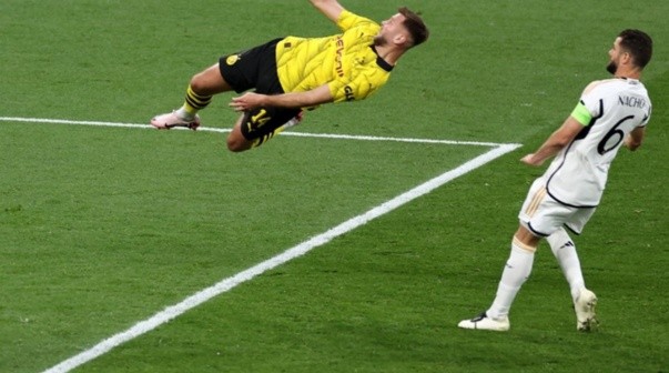 La final de la Champions fue interrumpida por tres 