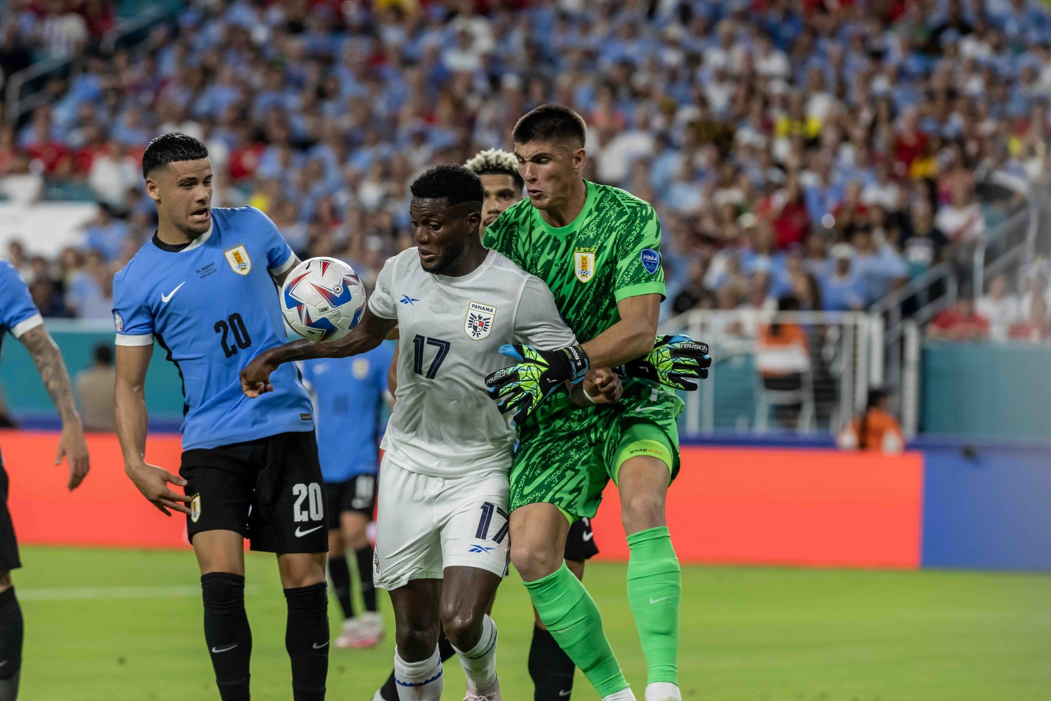 Uruguay derrotó a Panamá en el debut de la Copa América