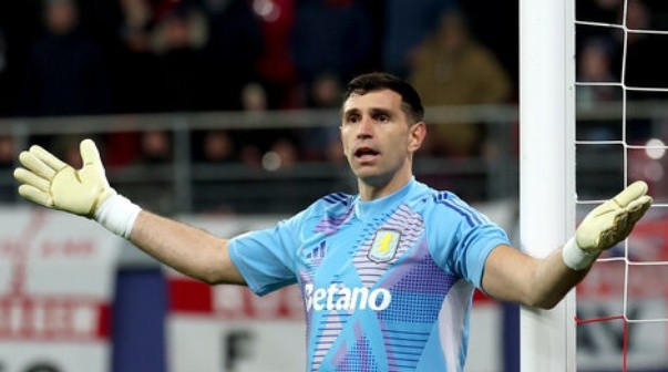 Sufre Dibu Martínez: La figura del Aston Villa que se va a la Bundesliga